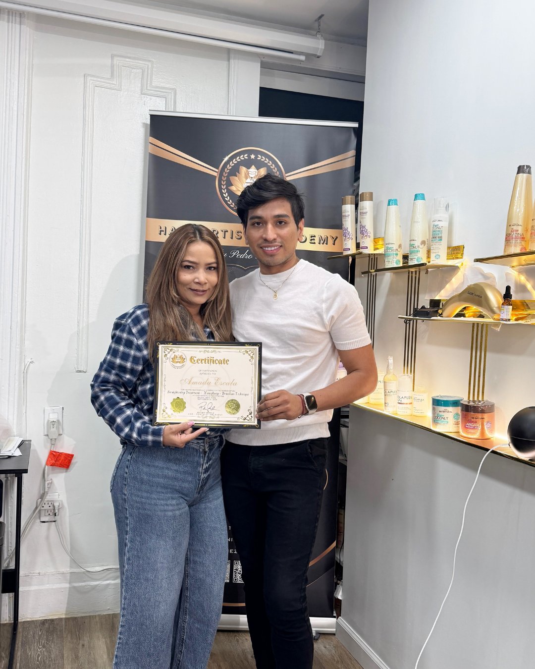 Pedro junto a una participante de Hair Artist Academy
