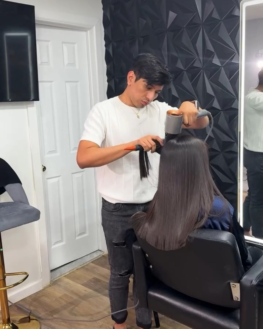 Pedro Brinez trabajando con una clienta
